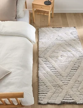 Un tapis au bord du lit