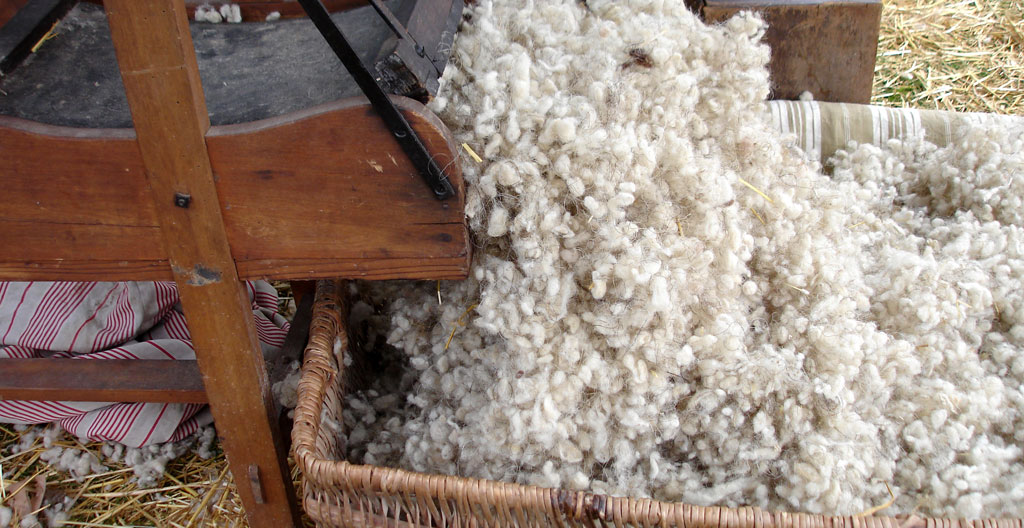 Gros plan sur des fibres de bambou naturelles avec tissage détaillé, lumière latérale révélant la texture douce et le relief du matériau